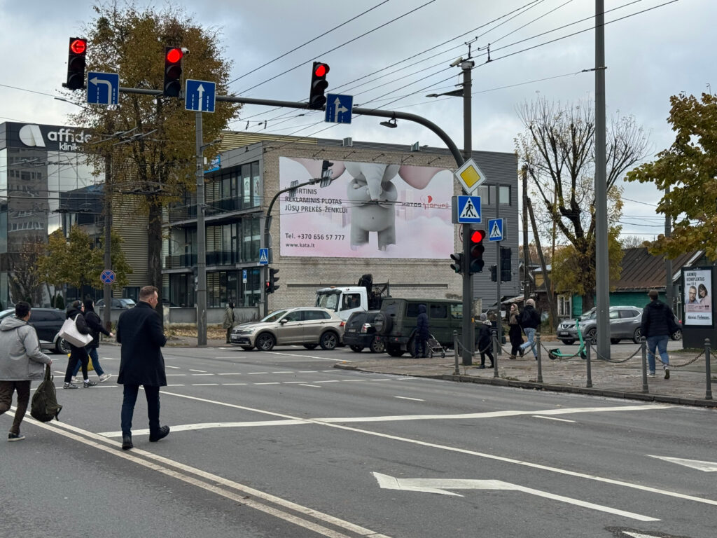 Lauko reklamos stendas Nr. 125 ant sienos Savanorių pr. 176, Kaune
